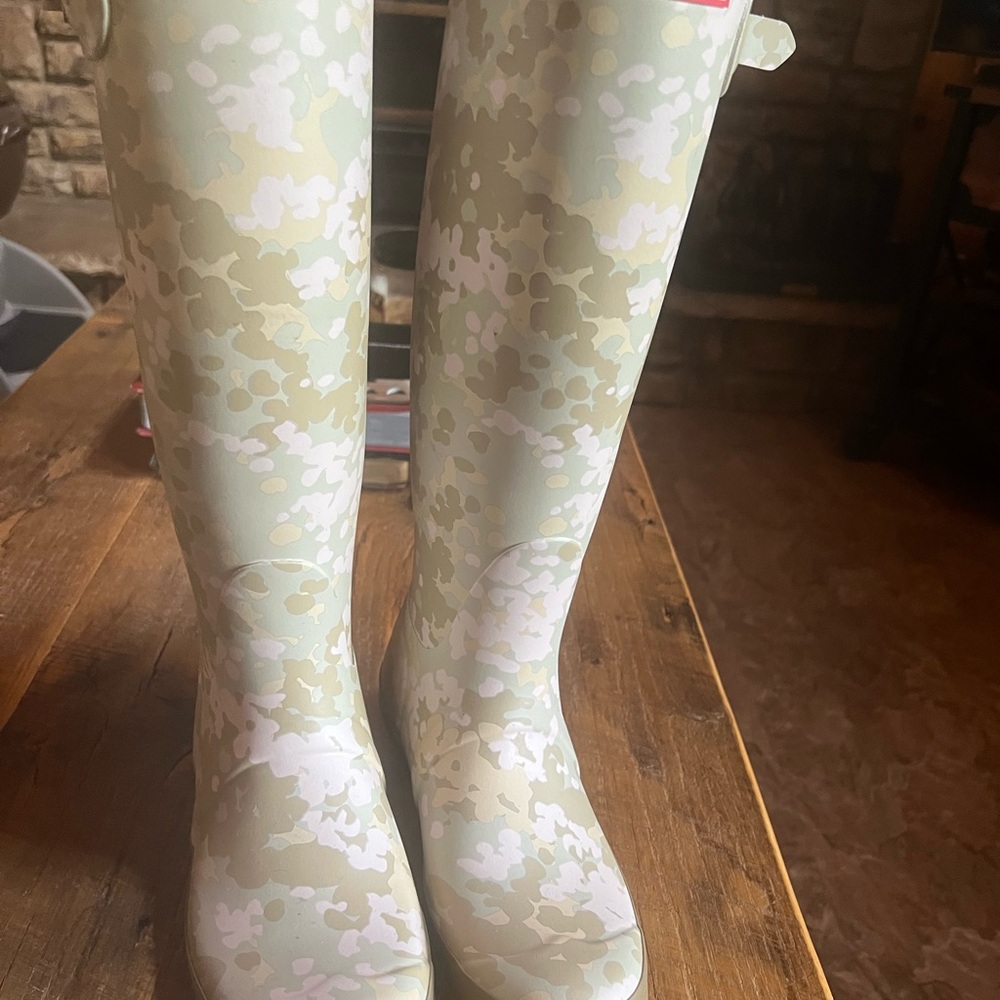 Hunter Women's Cream and Tan Patterned Rain Boots - Picture 2 of 3